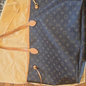 Excellent condition Louis Vuitton purse